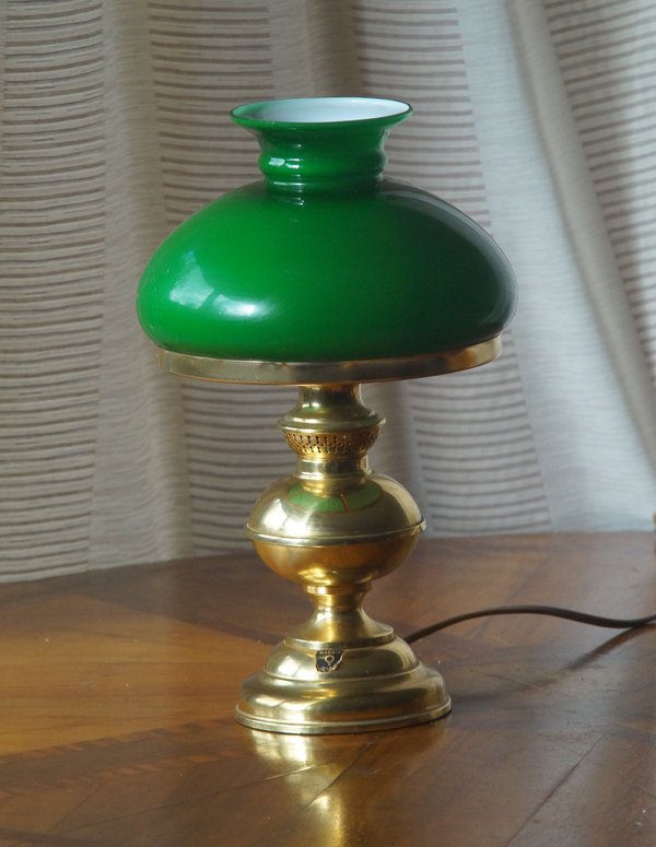 Настольная медная лампа с зеленым абажуром