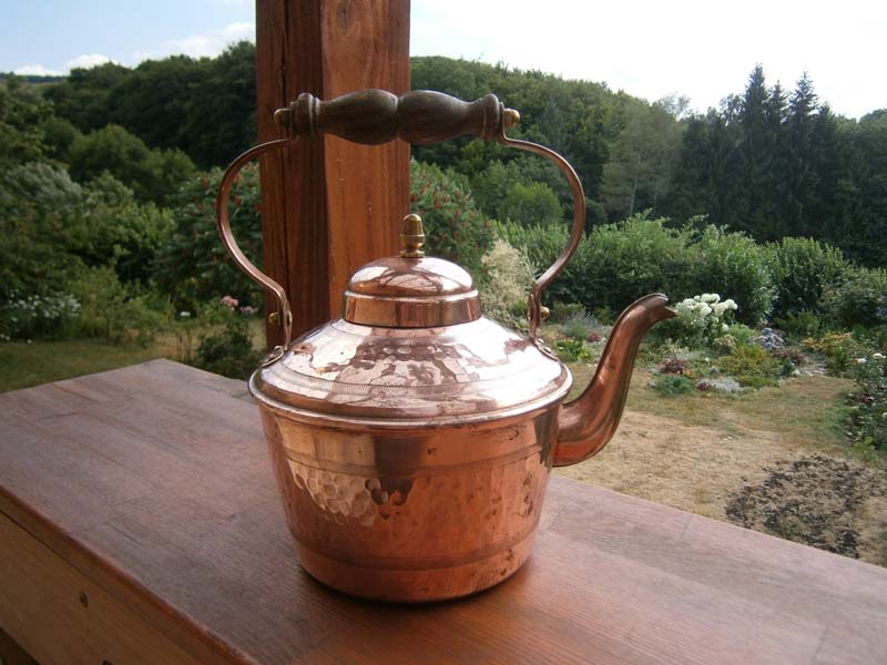 Медный чайник с деревянной ручкой