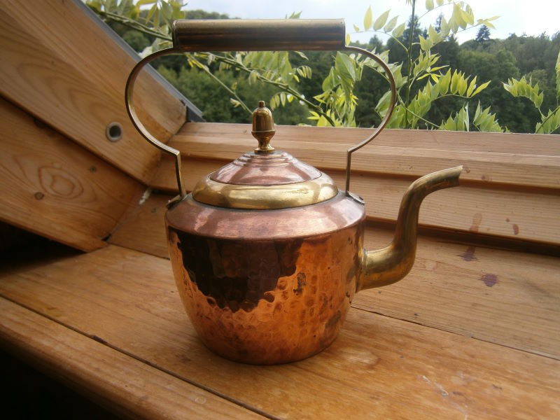 Старинный медный чайник