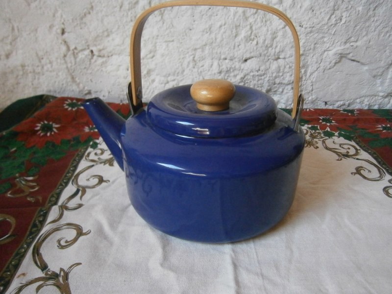 Винтажный синий эмалированный чайник
