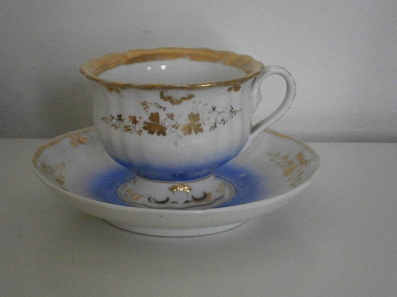 Антикварная чайная чашка пара. Дизайн золото