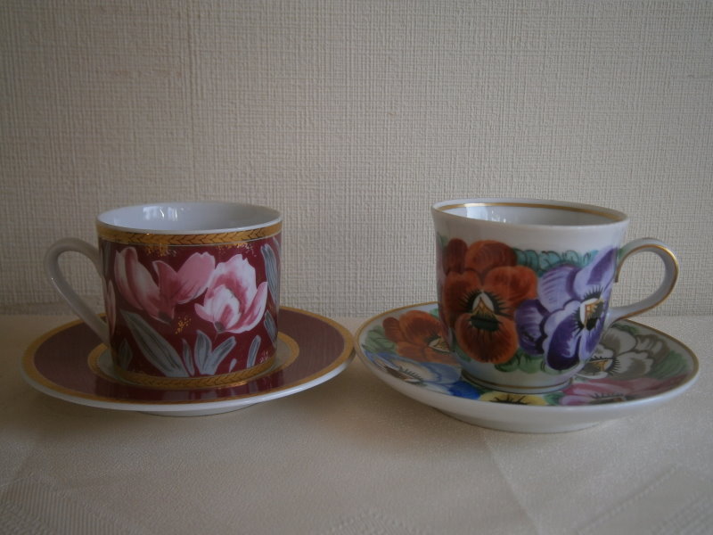 Кофейная чашка с цветочным декором