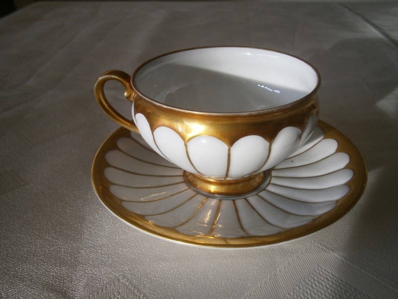 Немецкая чайная чашка. Дизайн белое с золотом