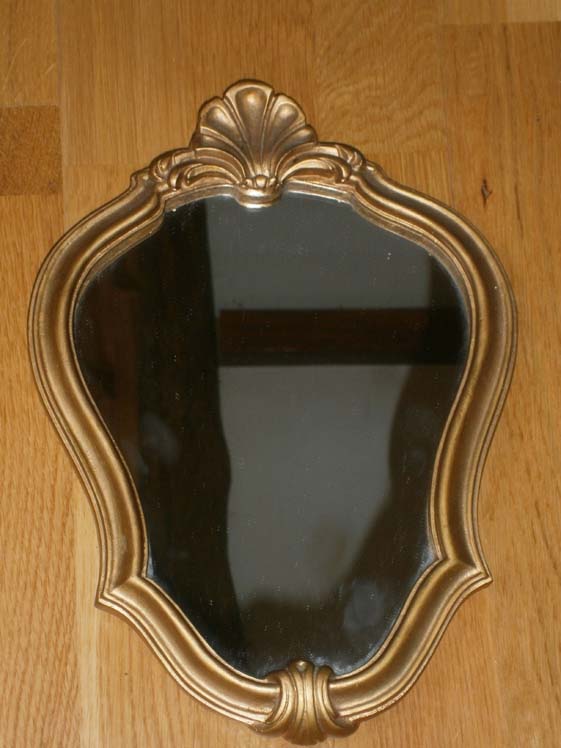 Настенное зеркало в деревянной раме