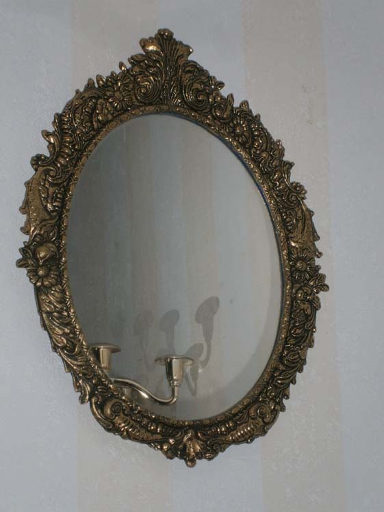 Настенное зеркало в бронзовой раме