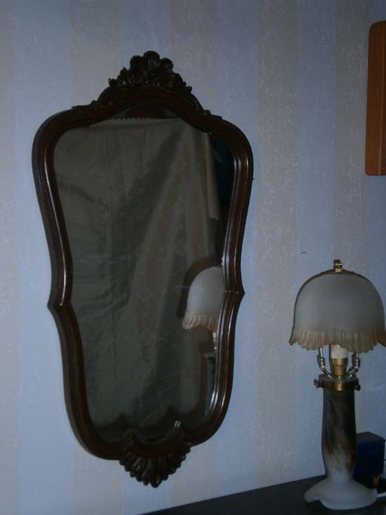 Старое зеркало в резной деревянной раме
