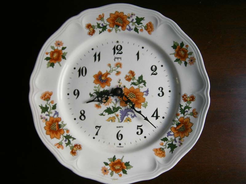 Фарфоровые настенные часы на тарелке