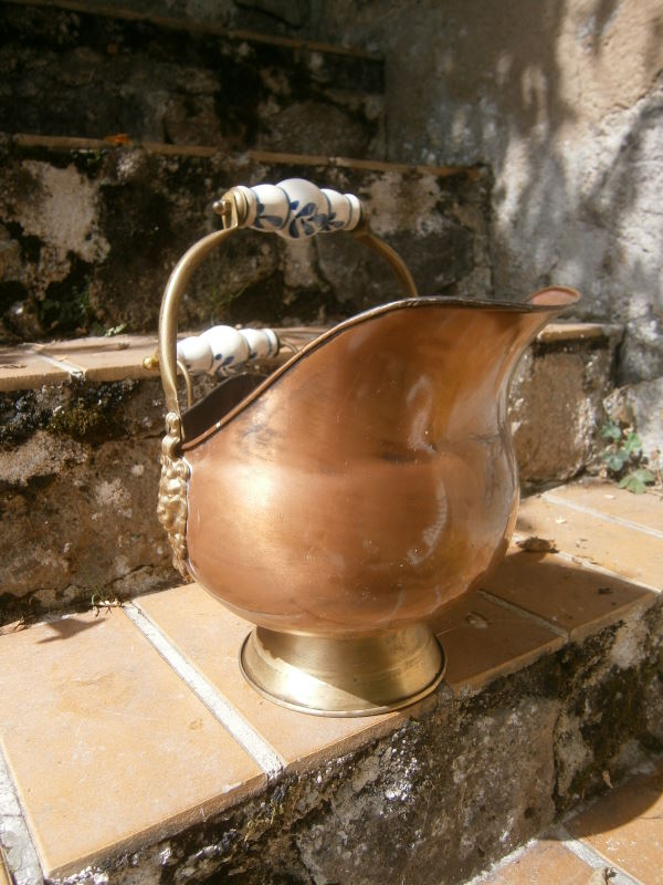 Большой медный зольник с фаянсовыми ручками